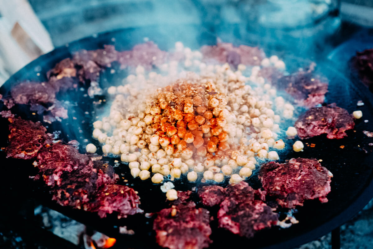 Krispiga rödbetsbiffar med kryddiga kikärter