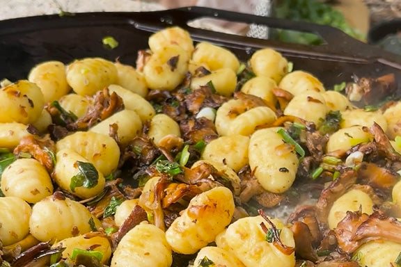 Gnocchi med smörstekta kantareller och basilika
