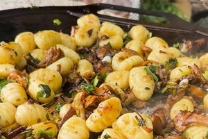 Gnocchi med smörstekta kantareller och basilika