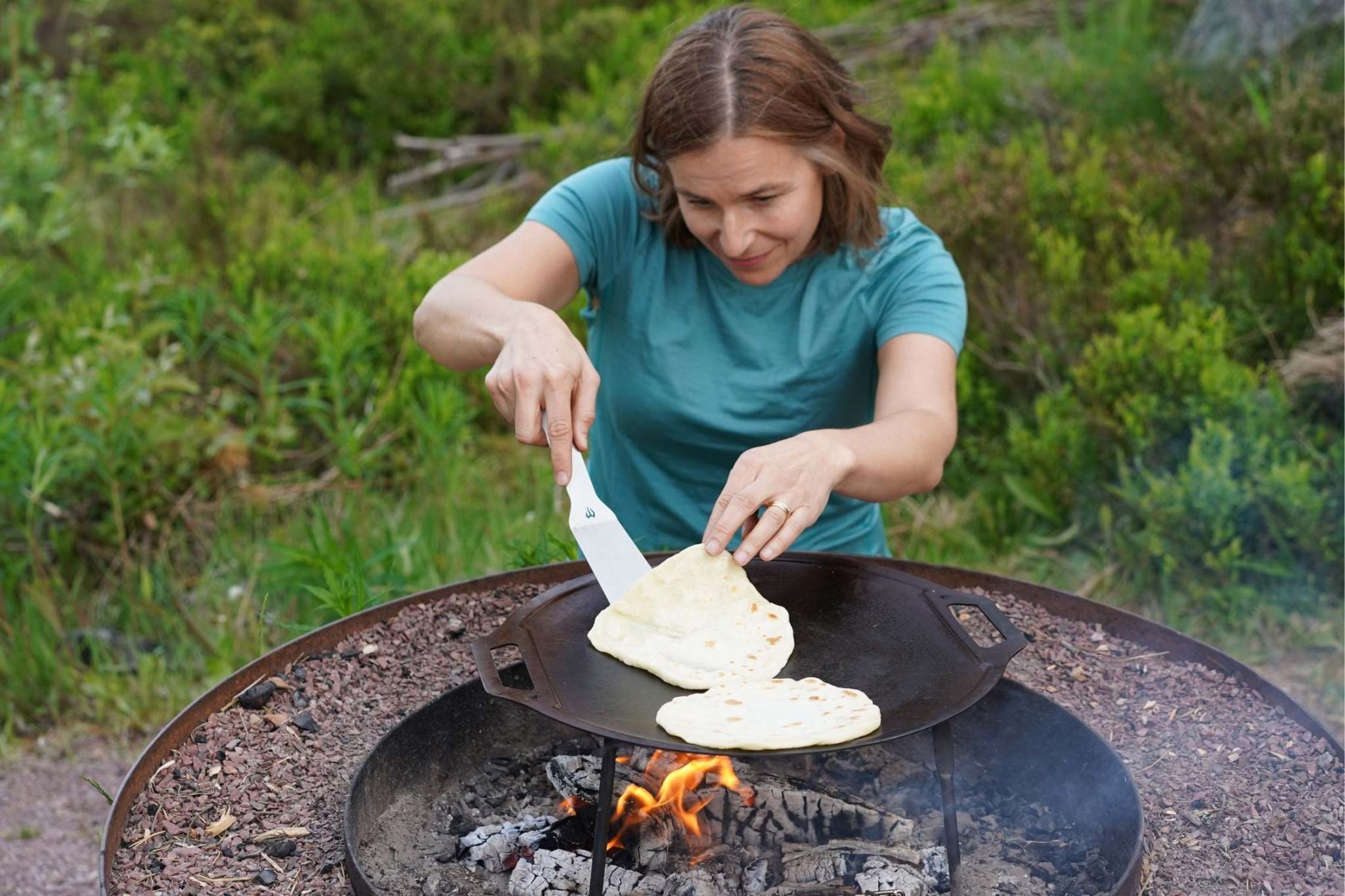 Korv med bakat bröd på stekhäll