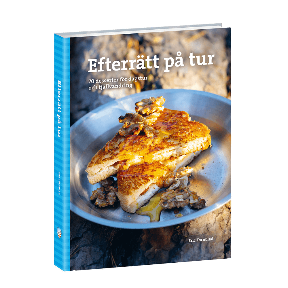 Inbunden receptbok med blå rygg och hårt omslag, Efterrätt på tur, med foto av gyllenbrun dessert på tallrik.