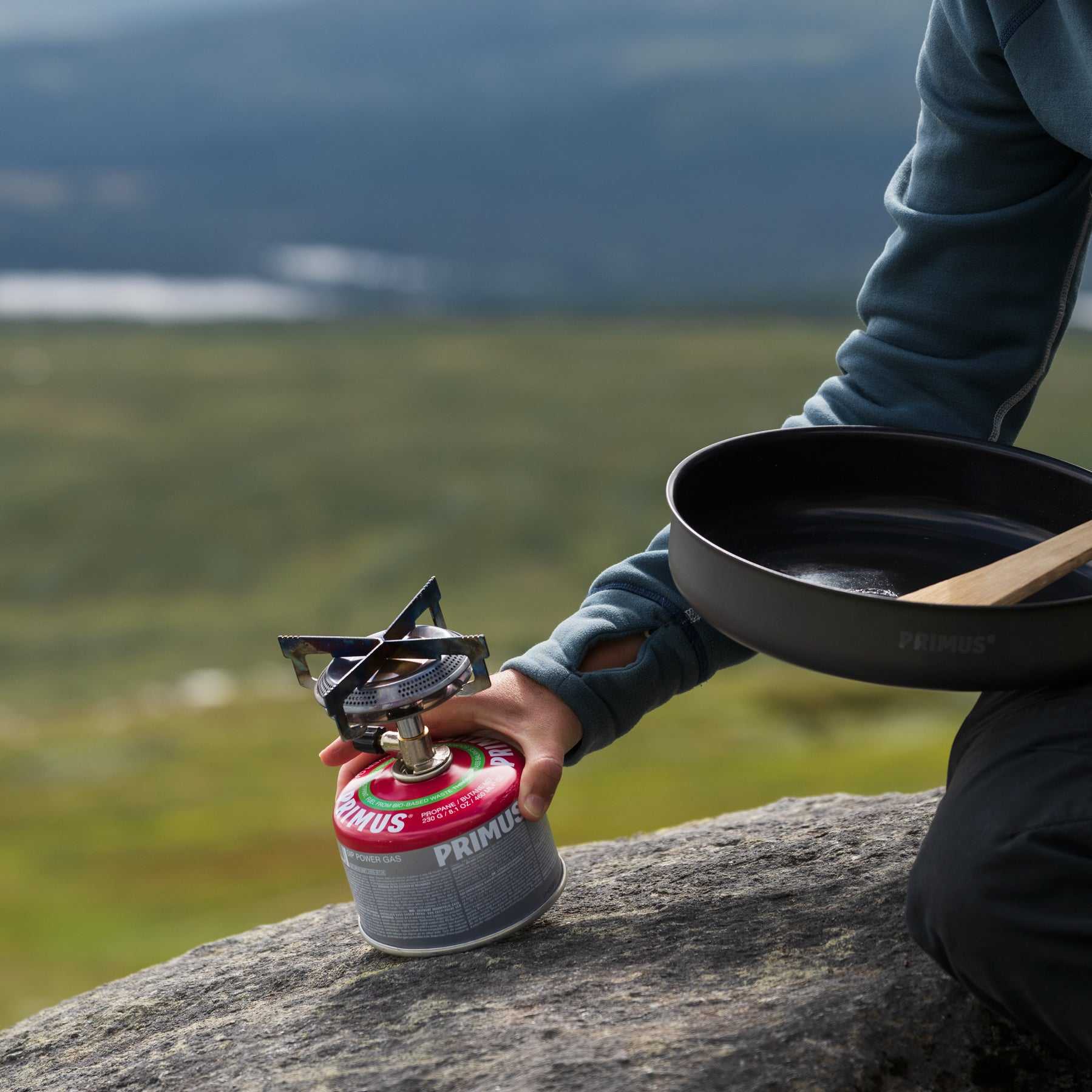 Mimer Backpacking Stove gaskök i rostfritt stål med fyra kärlstöd, monterat på en röd gasbehållare.