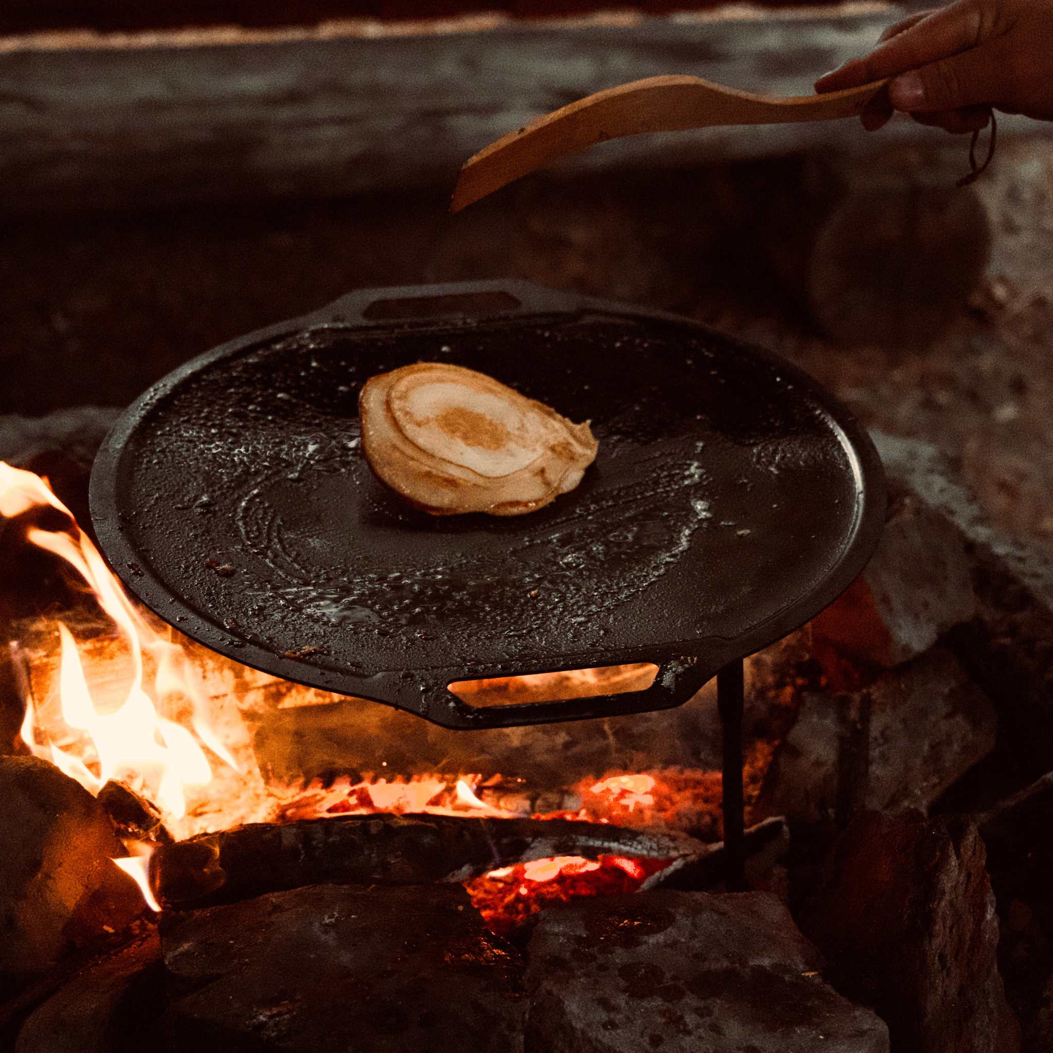Tändmaterial tjärstickor av naturlig kådrik tallved används för att tända elden under en stekhäll med pannkaka.