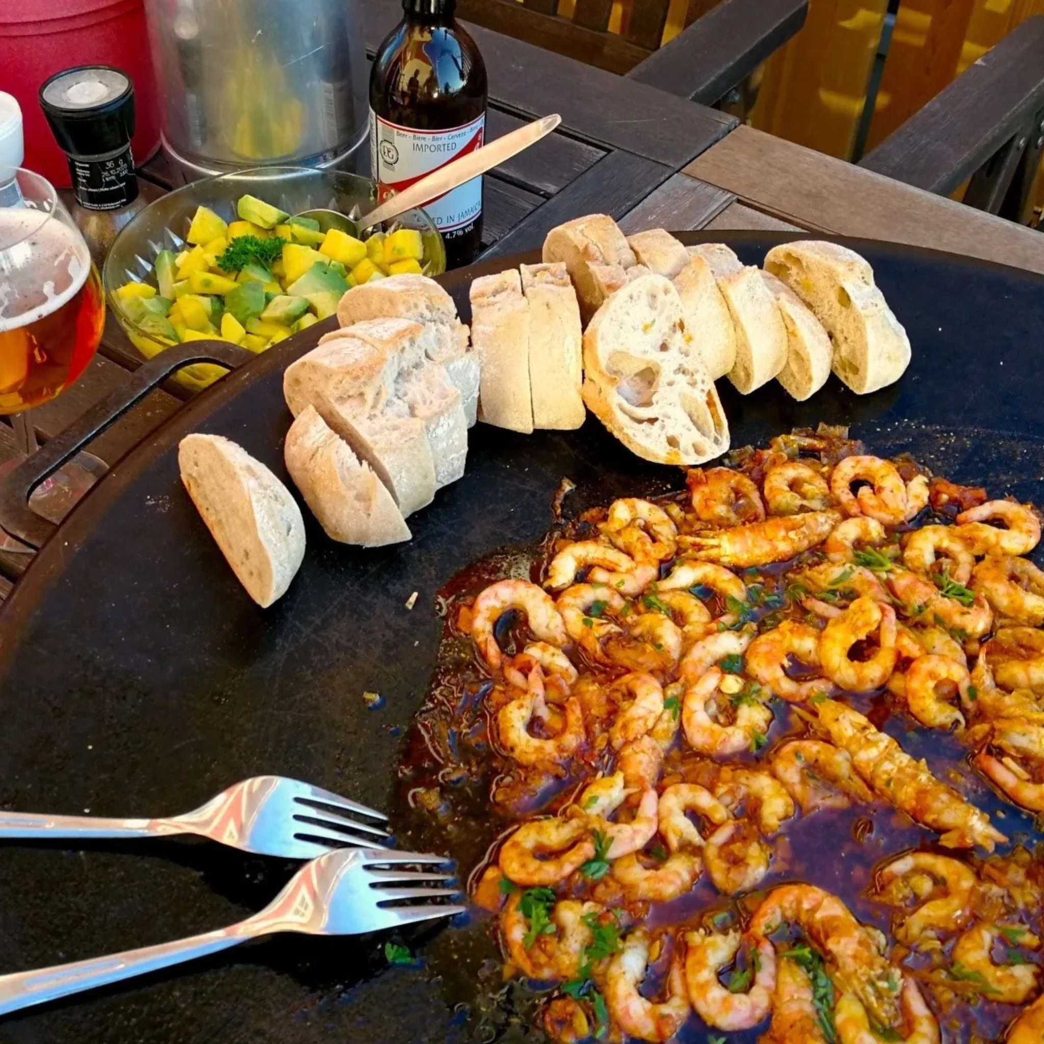 Kokbok för Stekhäll med recept på räkor och bröd, inspirerad av matlagning på stekhäll utomhus.