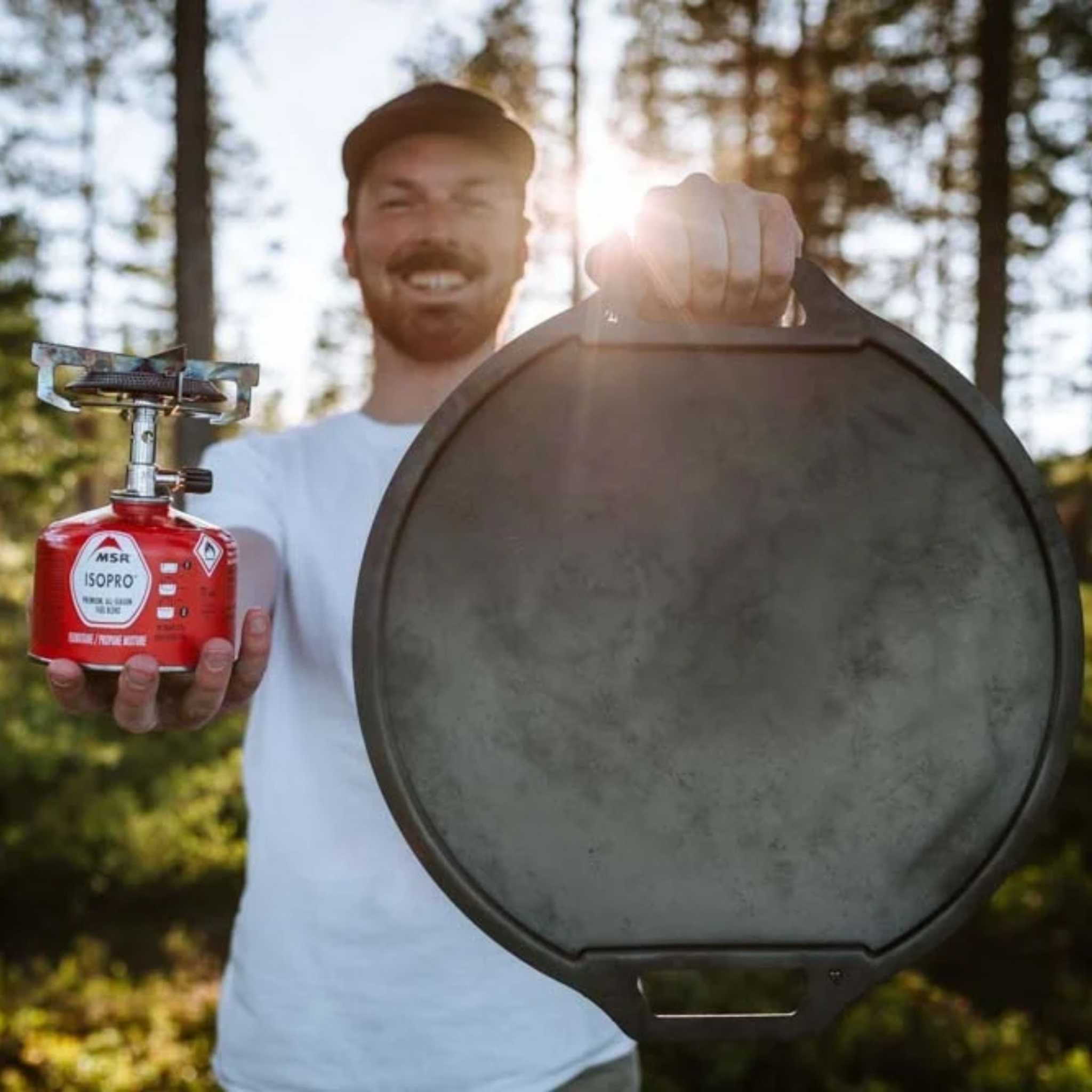 Mimer Backpacking Stove är ett gaskök i silverfärgat metall med fyra kärlstöd, monterat på röd gasbehållare.