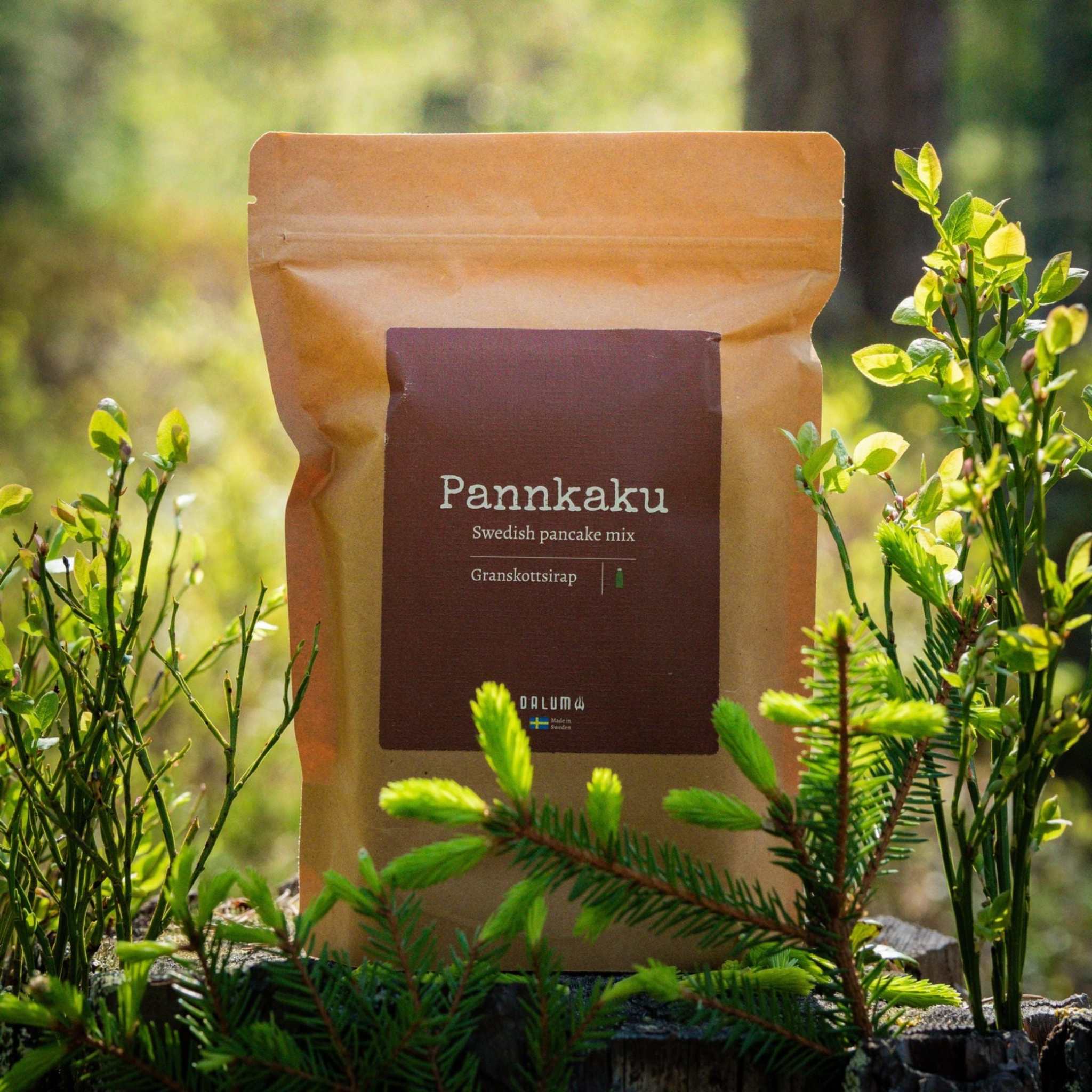 Pannkaksmix i brun papperspåse med mörk etikett, märkt Pannkaku med Granskottsirap och granskottssmak
