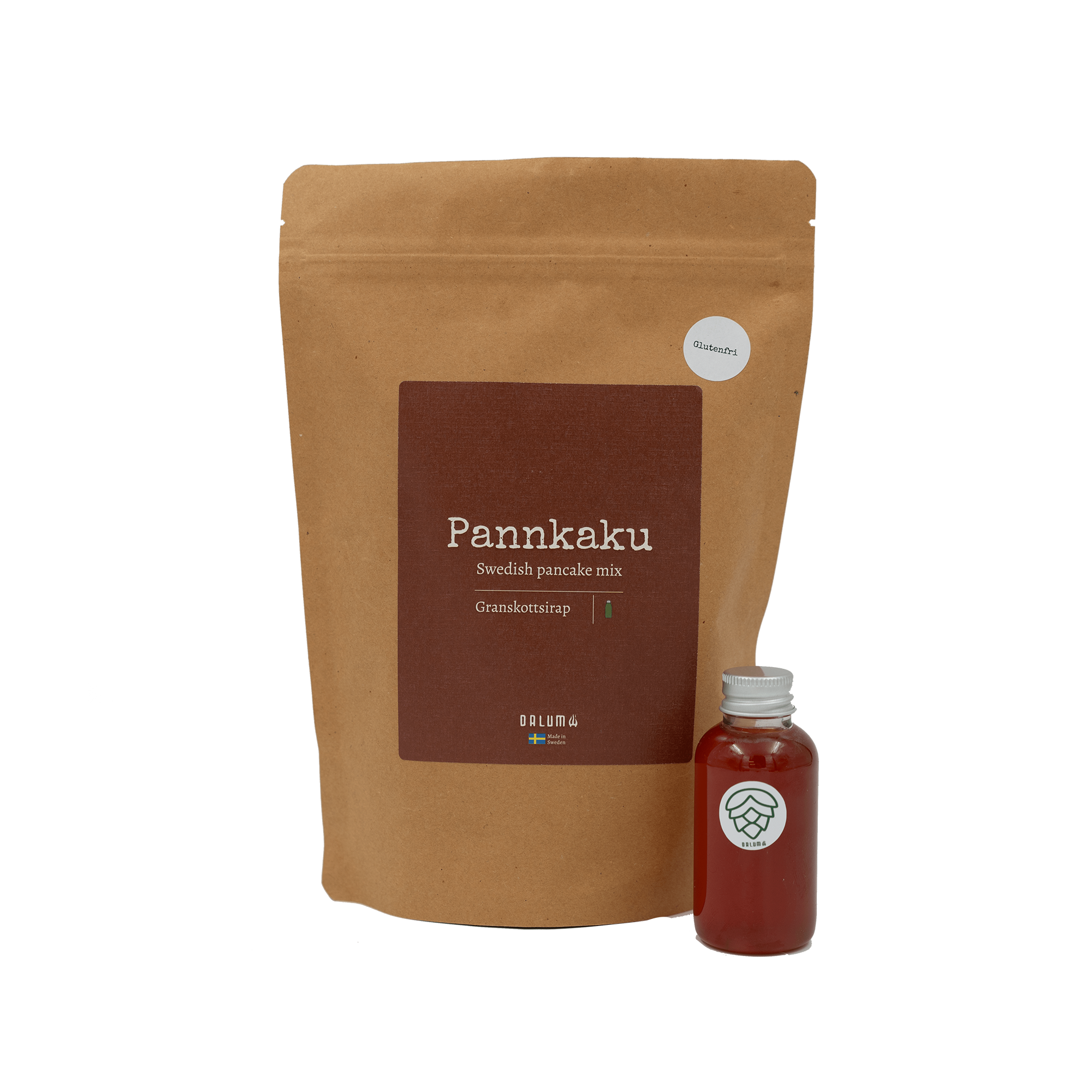 Pannkaksmix i brun papperspåse med mörk etikett och liten flaska rödbrun sirap, Pannkaku med Granskottsirap
