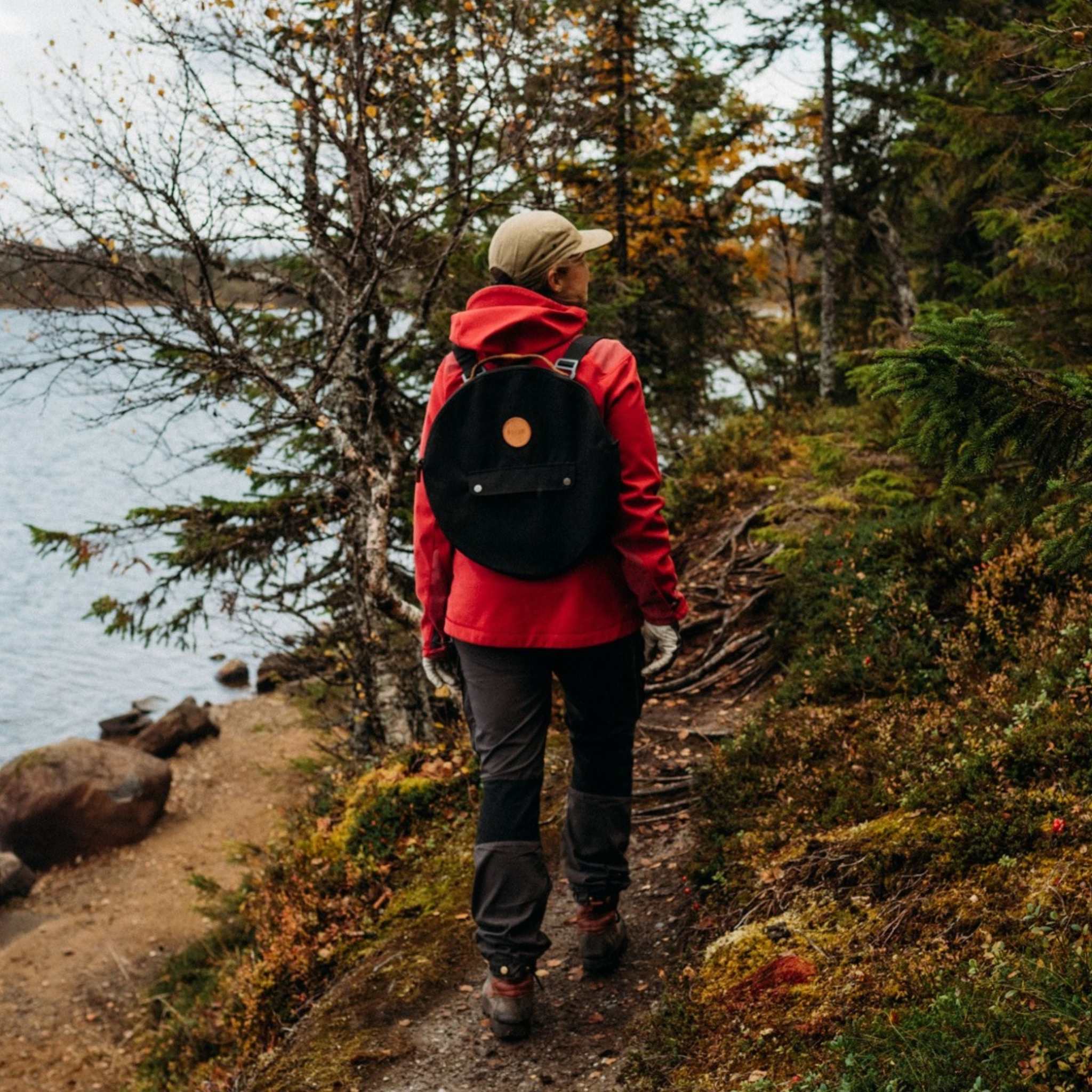 Stekhäll Jälda carry kit med svart, rund ryggsäcksväska i kraftig polyester och justerbara bärremmar.