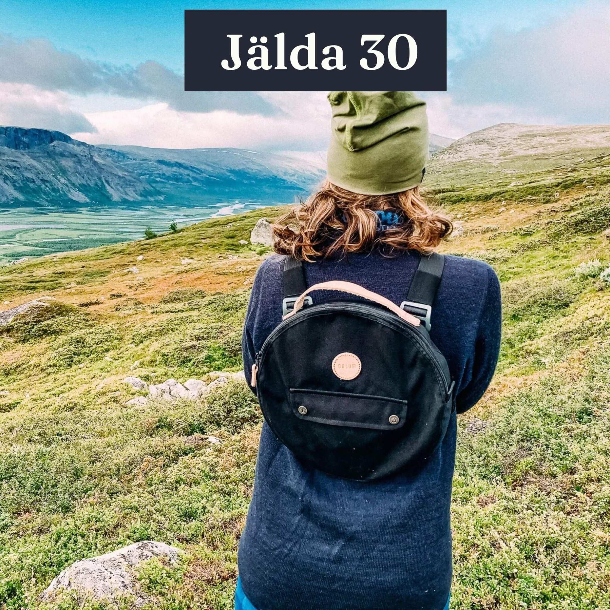Stekhäll Jälda carry kit med svart rund ryggsäck i slitstarkt tyg, justerbara axelremmar och diskret lädermärke.