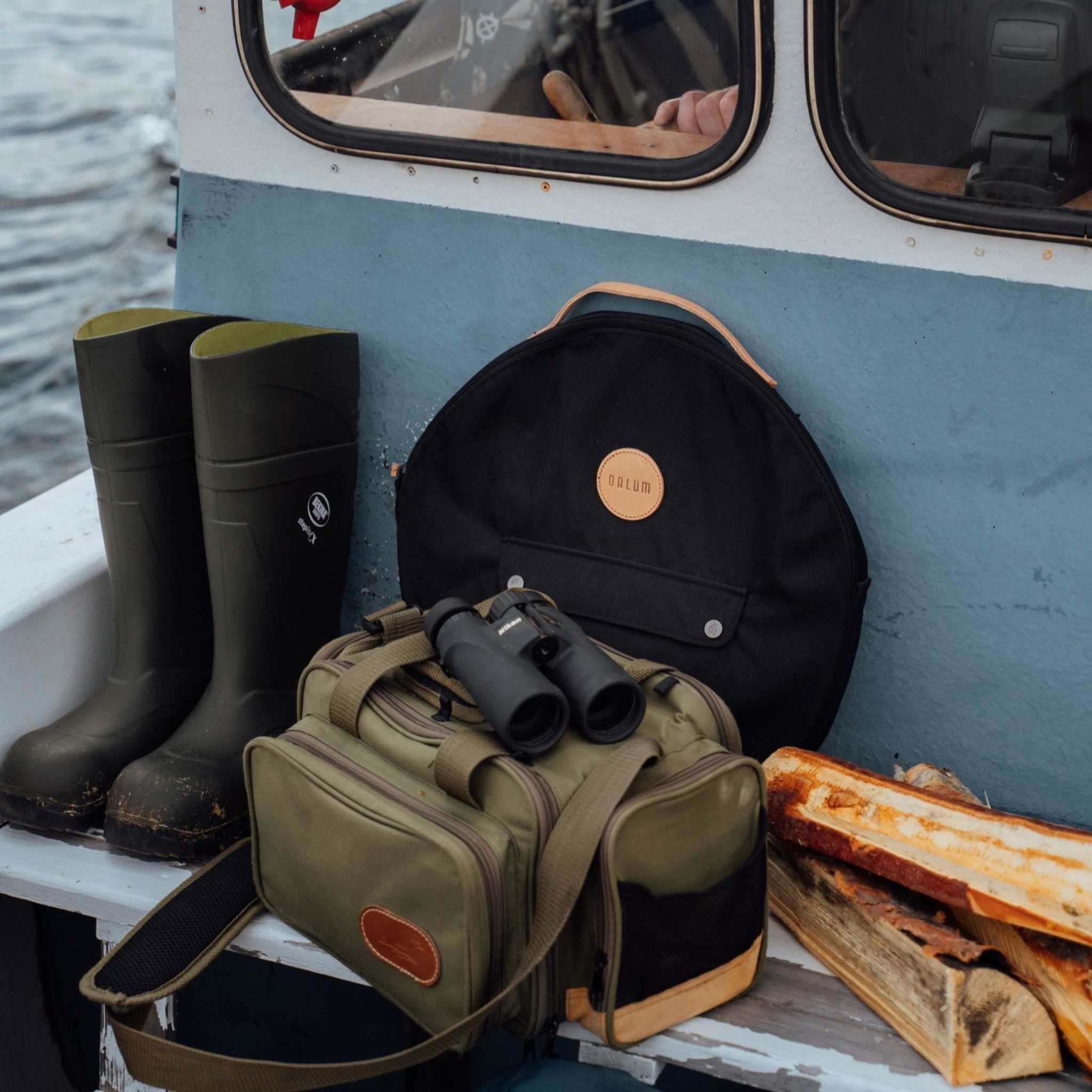 Stekhäll Jälda carry kit med svart rund förvaringsväska och olivgrön bärväska i kraftig textil med läderdetaljer.