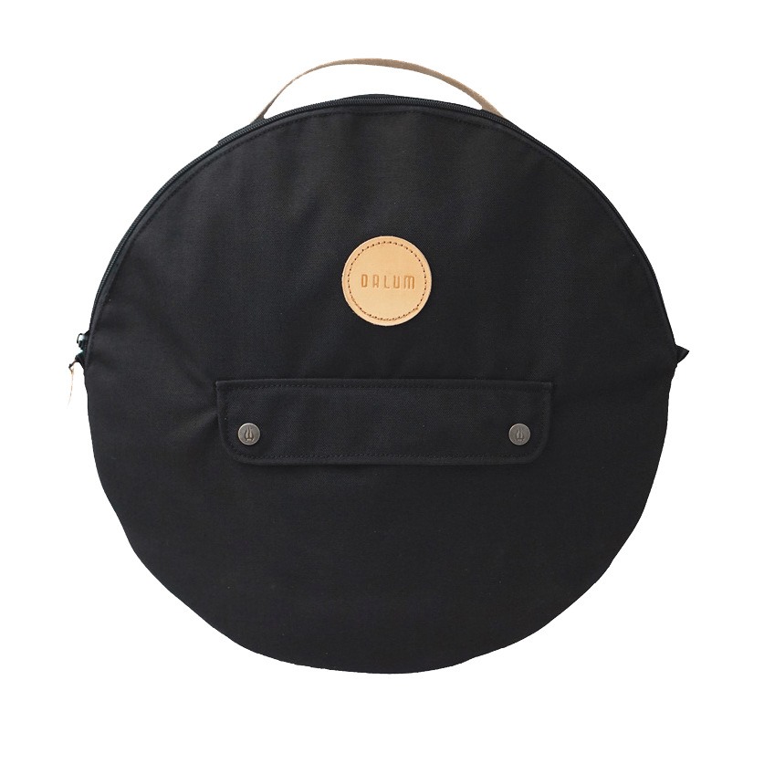 Stekhäll Jälda carry kit med rund, svart transportväska i kraftig textil, lädermärke och praktisk ytterficka.