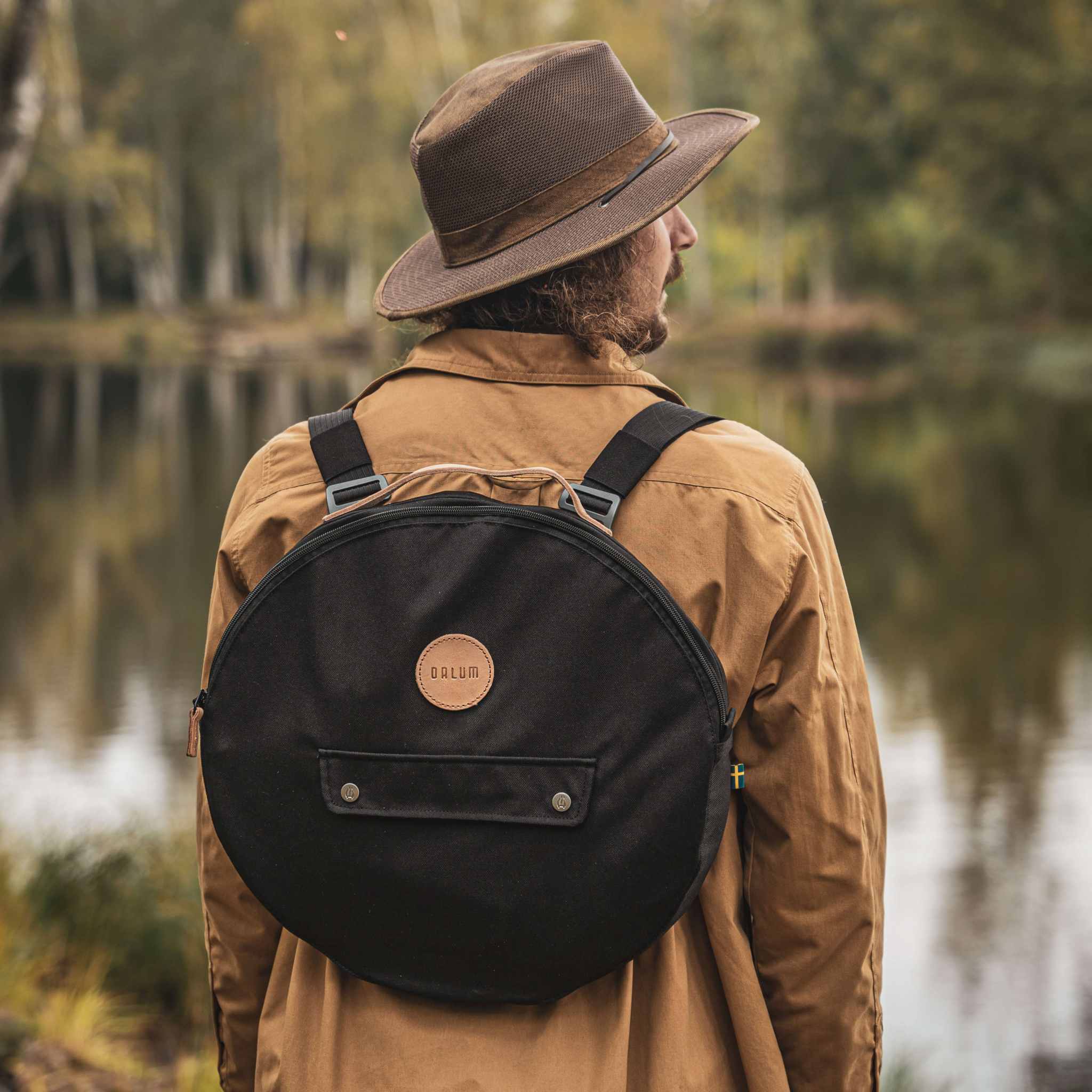 Stekhäll Jälda carry kit med rund, svart transportväska i kraftig textil, bärs som ryggsäck med justerbara remmar.
