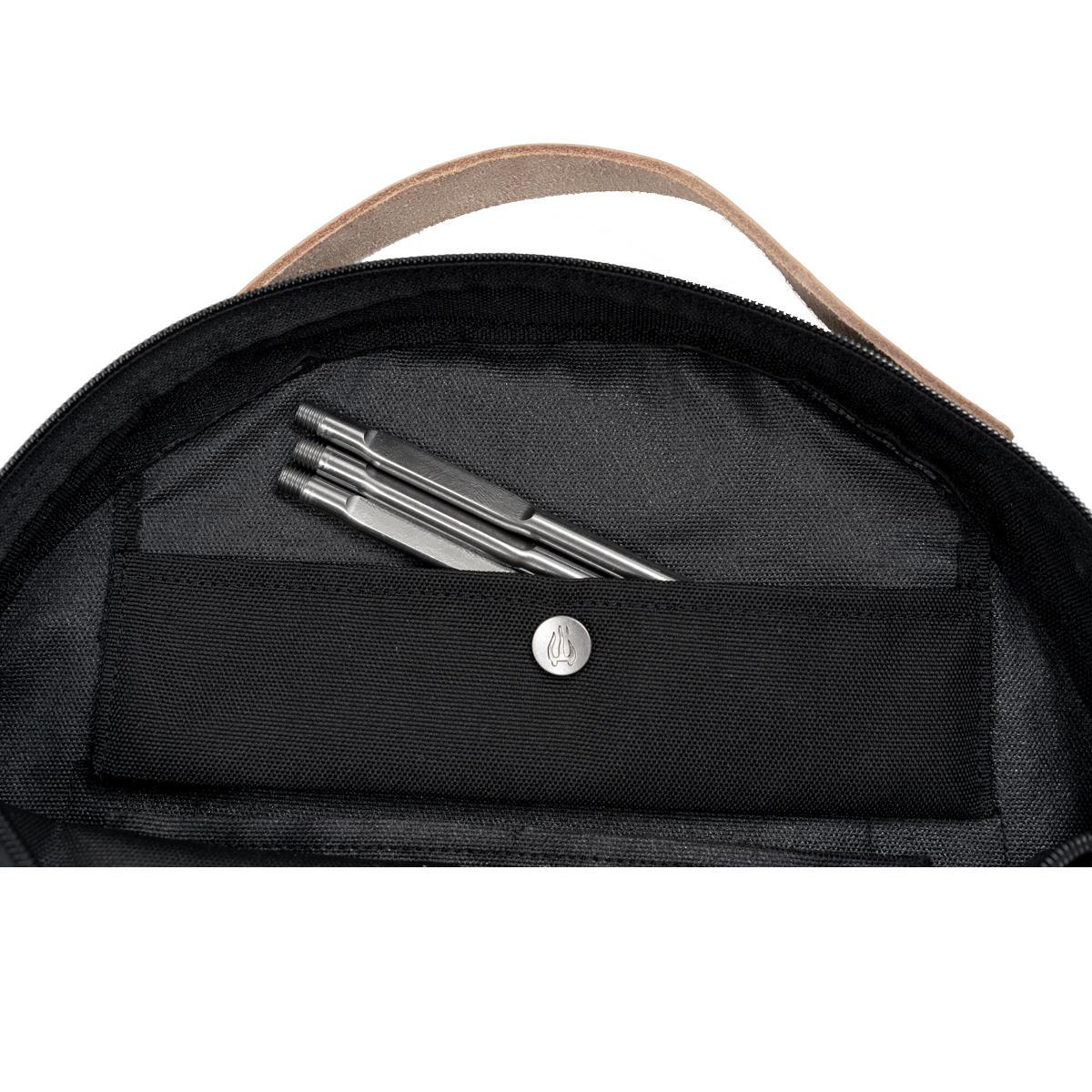 Stekhäll Jälda carry kit med svart slitstark textilväska, bruna läderdetaljer och metallspänne för förvaring av ben.