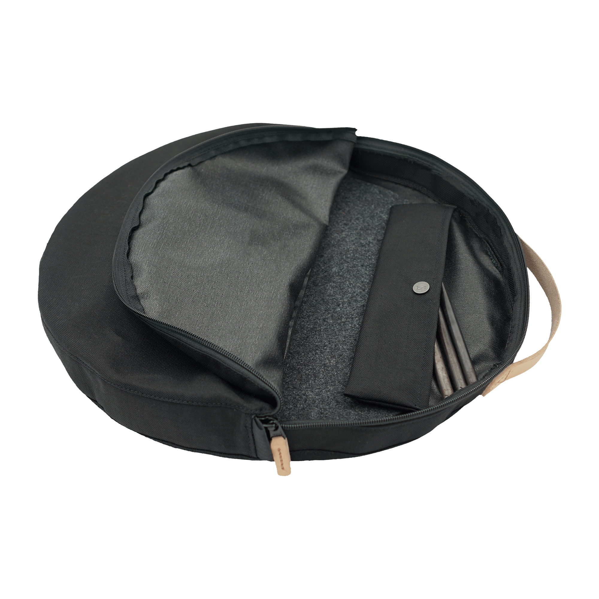 Stekhäll Jälda carry kit med svart, rund transportväska i kraftig textil, öppnad med synliga ben och bärrem.