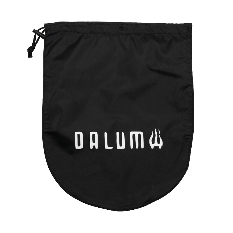 Förvaringsväska till Stekhäll Jälda carry kit i svart tyg med rundad nederkant, dragsko och vit Dalum-logotyp.