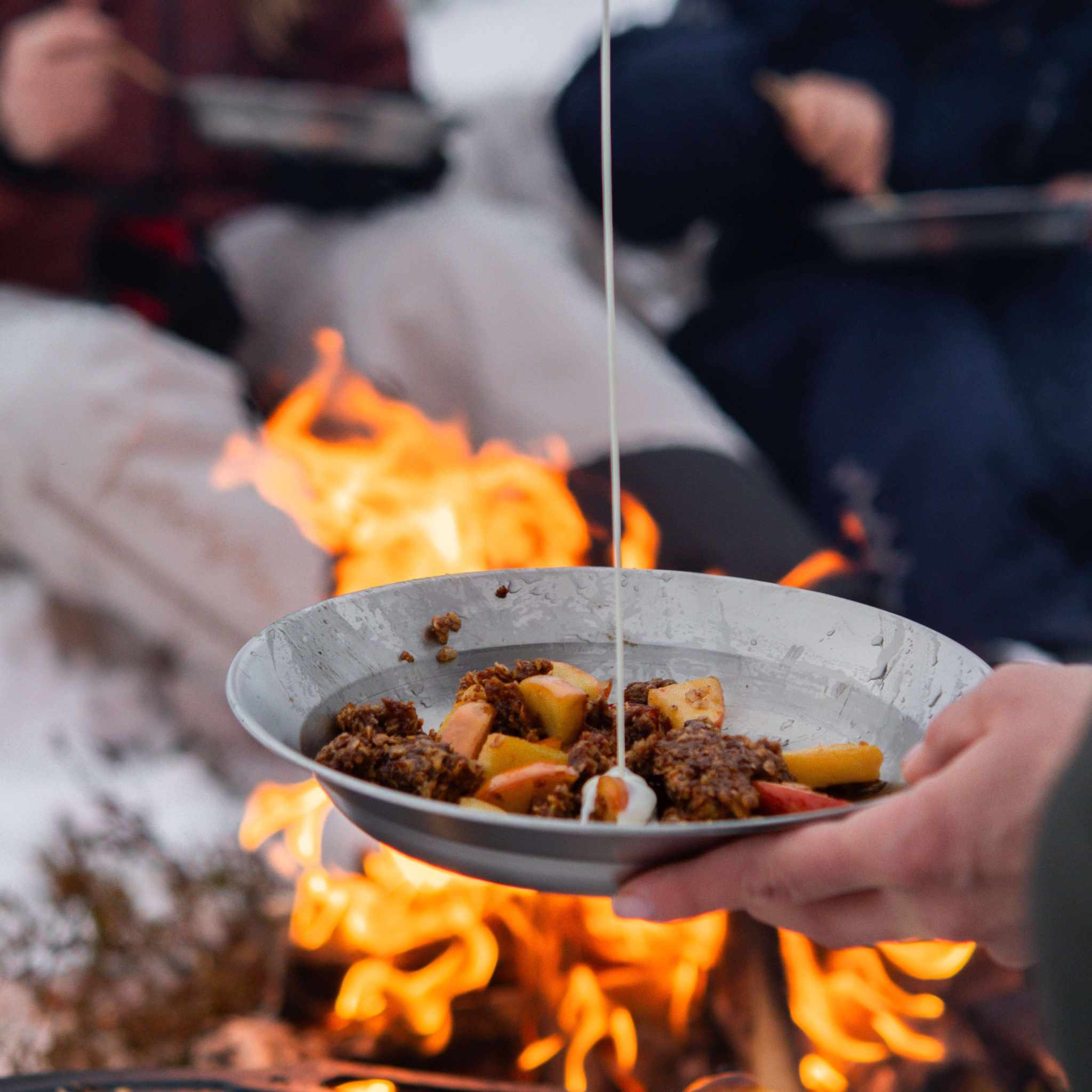Dalum stekhäll är en rund, silvergrå stekhäll i metall med upphöjda kanter och matlagning över öppen eld.