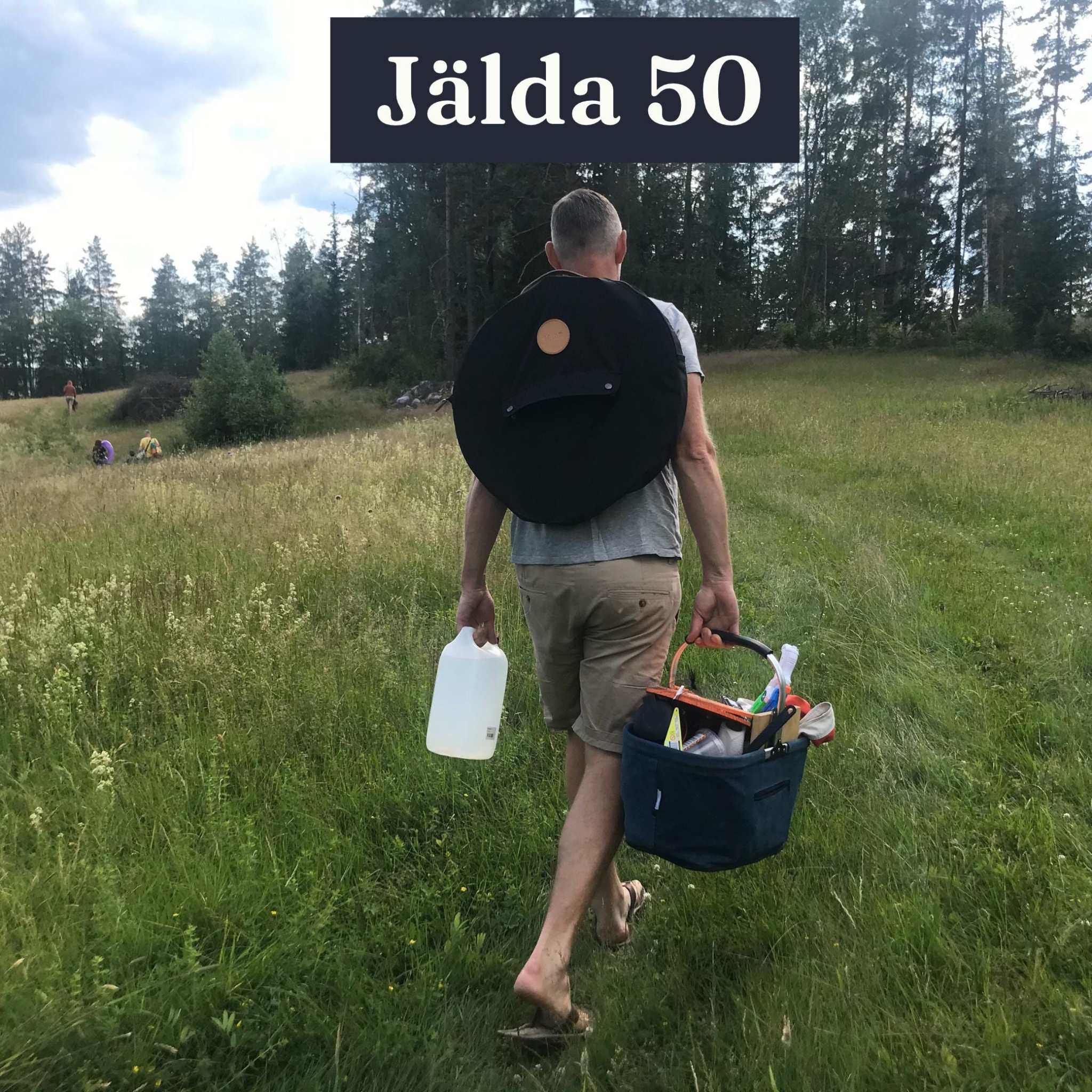 Stekhällsväska  Jälda i mörkblått, kraftigt tyg med bärhandtag och fästremmar, buren som ryggsäck med stekhäll.