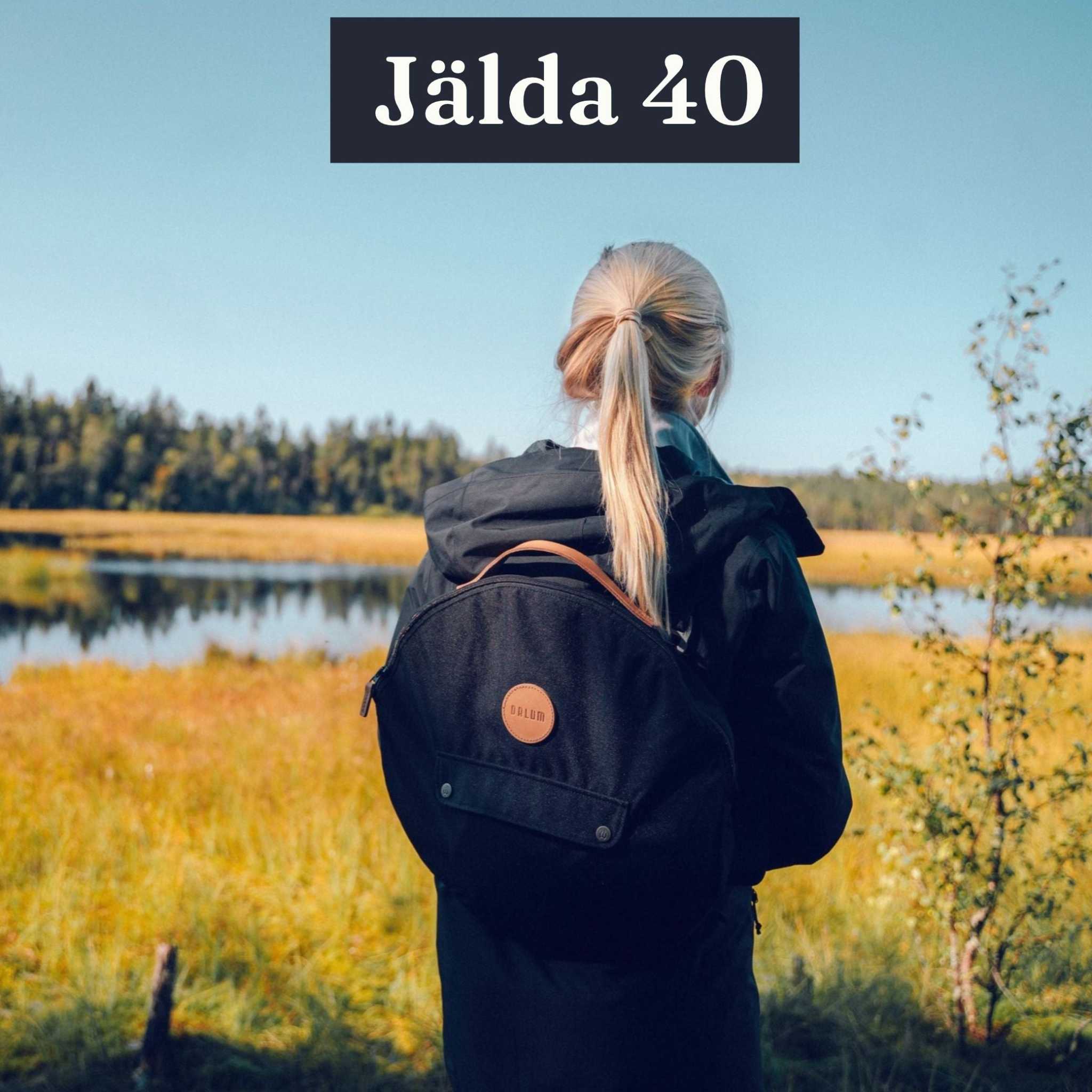 Stekhällsväska  Jälda 40 i svart, kraftigt tyg med rund läderetikett och bärs som ryggsäck med axelremmar.