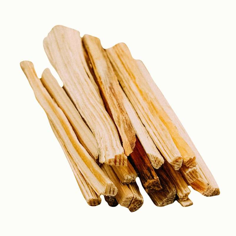 Tändmaterial tjärstickor av naturlig, kådrik tallved i ljusbruna toner, med grov och varierande form.