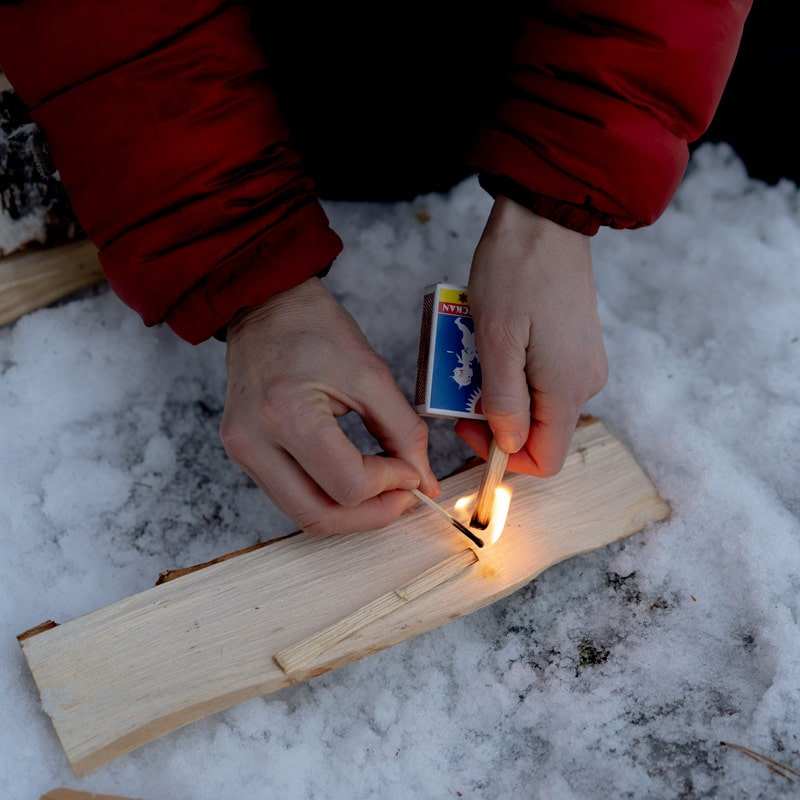 Tändmaterial tjärstickor av ljus, naturlig tjärved tänds med tändsticka och brinner med en liten låga.
