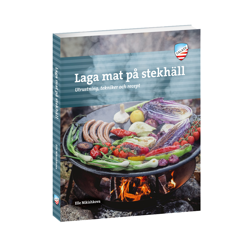 Kokboken Laga mat på stekhäll har blågrönt randigt omslag med färgstark mat på en stekhäll över öppen eld.