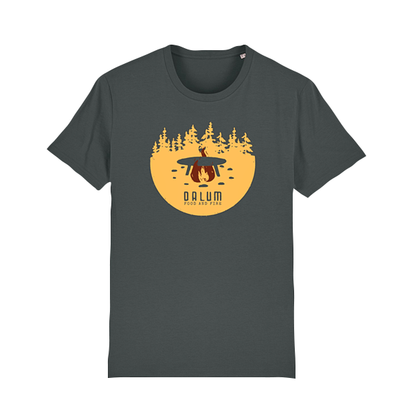 T-shirt Dalum Food and Fire i mörkgrå ekologisk bomull med rund hals och gult skogs- och matlagningsmotiv på bröstet.