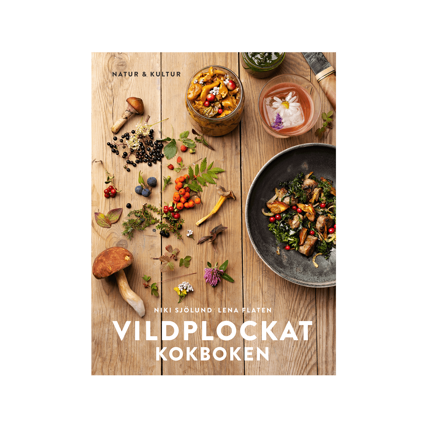 Kokbok med beige träliknande omslag, färgstarka vilda bär, svamp och maträtter; Vildplockat kokboken står i vit text.